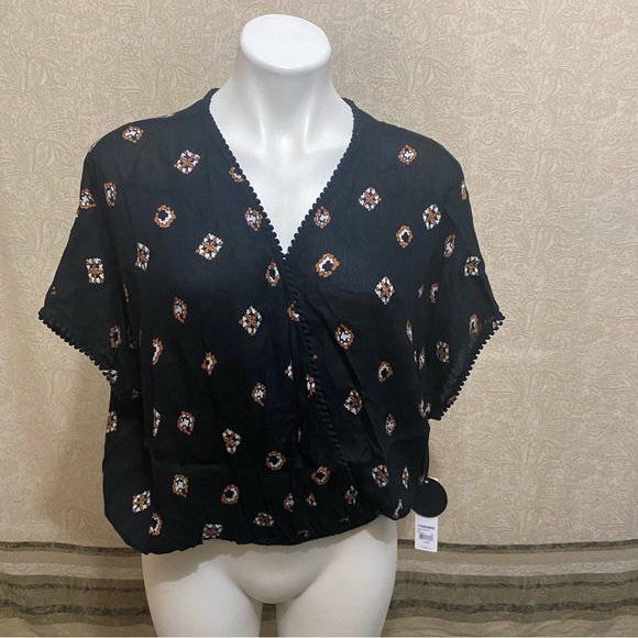 Amuse Society Women Black Large India Cross Chest Top - Picture 1 of 6